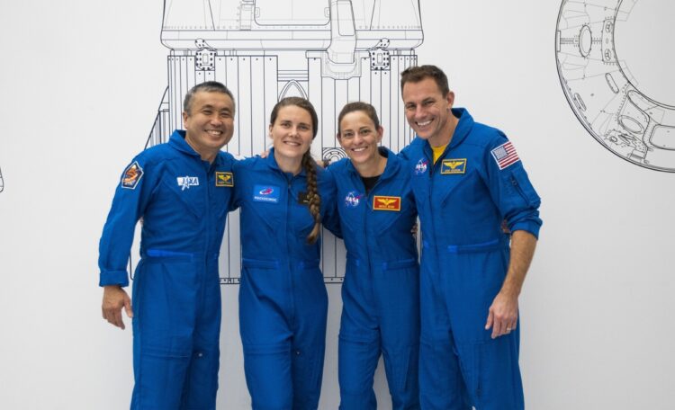 初飛行となる宇宙飛行士3人とともに、笑顔を見せる若田さん（左端）。ISSに到着後の会見で、5回目となる宇宙を「第2のふるさとに戻ってきたよう」と語った（写真／アフロ）