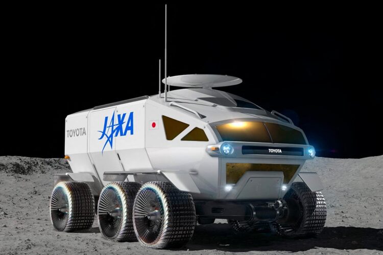 月面での作業や暮らしを快適なものにするためトヨタ自動車とJAXAが共同開発した、燃料電池利用の有人与圧ローバ（写真／アフロ）