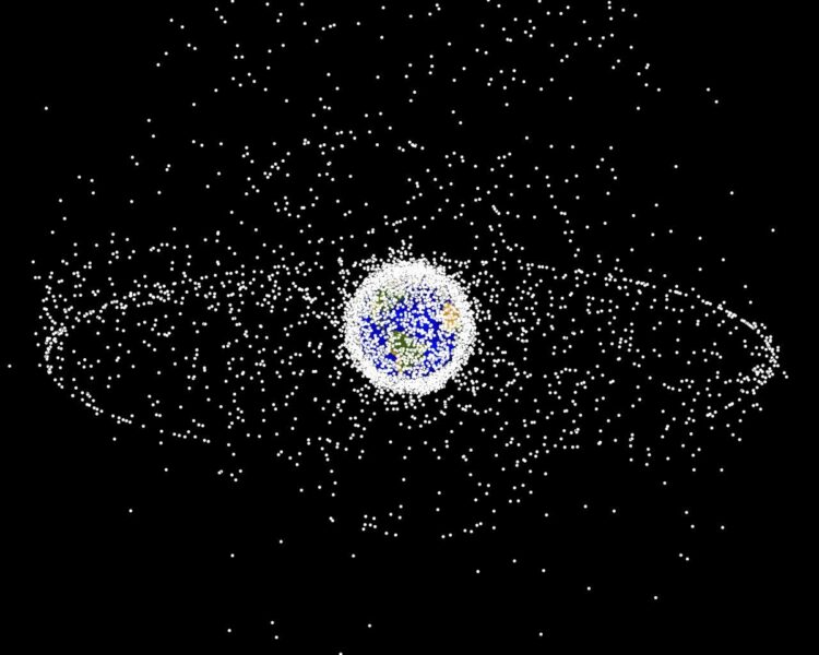 地球の周りに漂う、50万個以上あるといわれる宇宙ゴミ。宇宙環境保護の観点からも、宇宙ゴミ削減は国際的な命題となっている（イメージ図／アフロ）