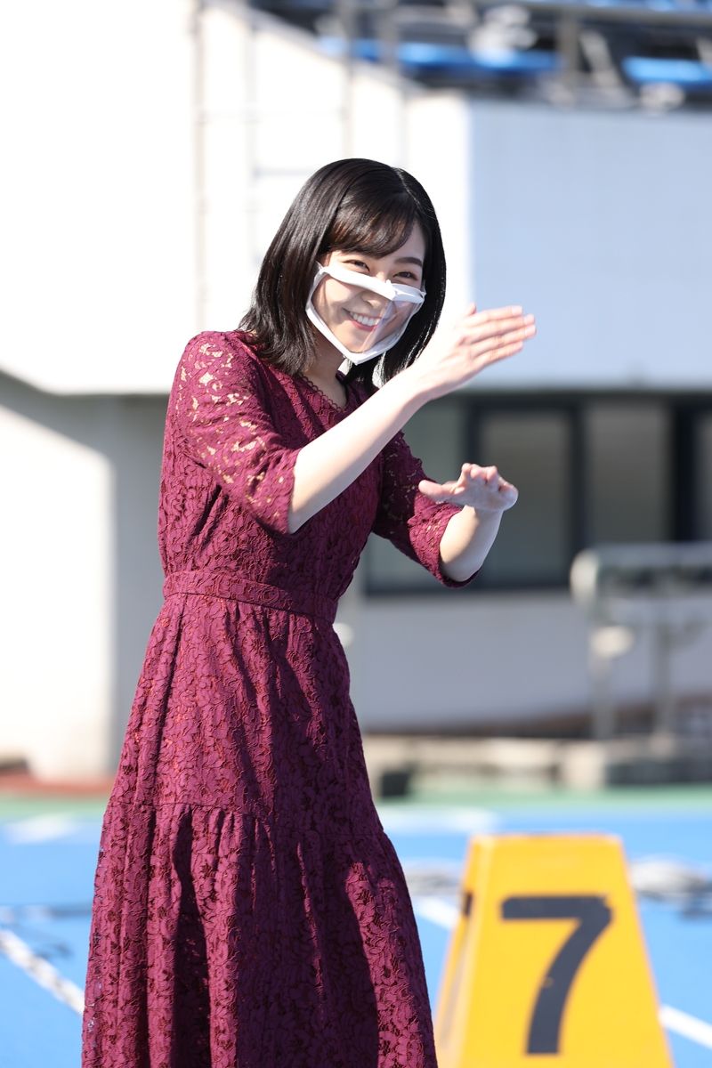 実際に競技をご覧になった、まぶしい日差しの下での佳子さま（写真／JMPA）