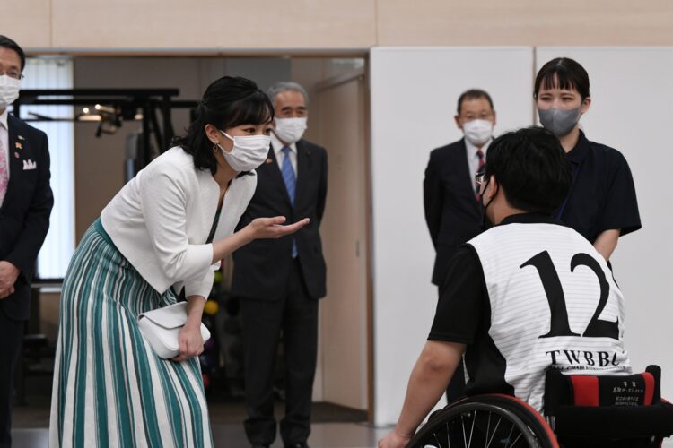 車椅子バスケの練習をご覧に