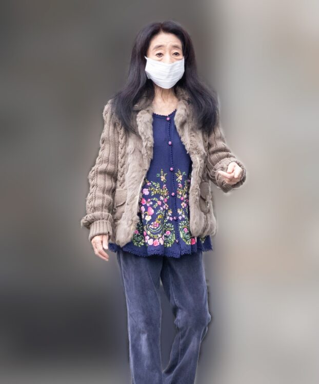 外出するファー付きの上着を着た中村玉緒（写真は2022年10月）