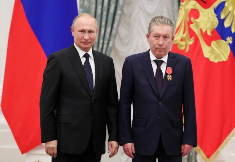 ロシアのプーチン大統領(左)と石油会社ルクオイルのラビリ・マガノフ会長。マガノフは9月1日に亡くなった(AFP=時事)