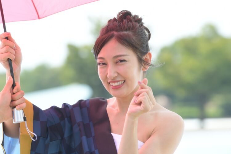 「きゅんです」ポーズをする熊田曜子