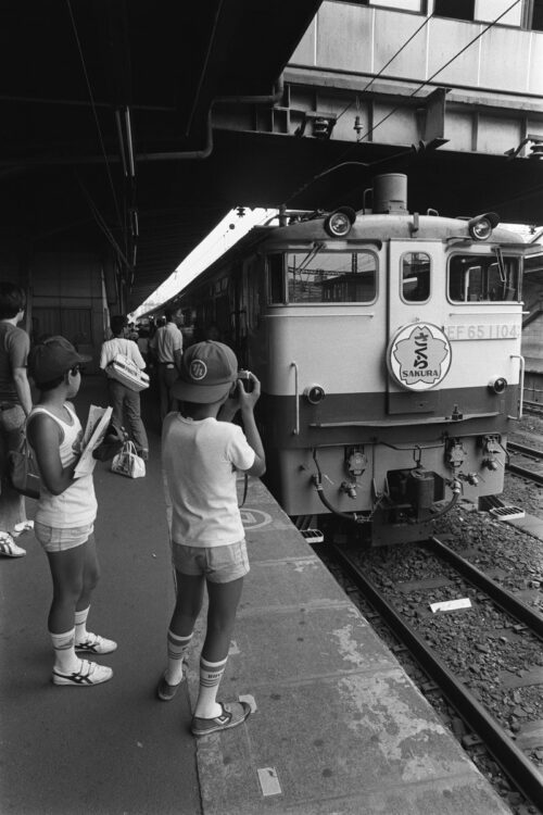 1979年7月25日、国鉄・品川駅でブルートレイン「さくら」の展示・開放が行われた。車両をカメラに収めるチビッ子ファン（時事通信フォト）
