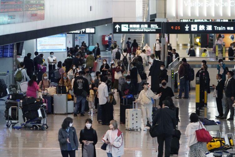 海外から到着した人で混雑する成田空港第1ターミナル。新型コロナウイルスの水際対策が10月11日から大幅に緩和され、入国者数の上限撤廃や個人旅行の解禁、ビザ（査証）の取得免除など、外国人旅行者の入国制限が撤廃された（時事通信フォト）