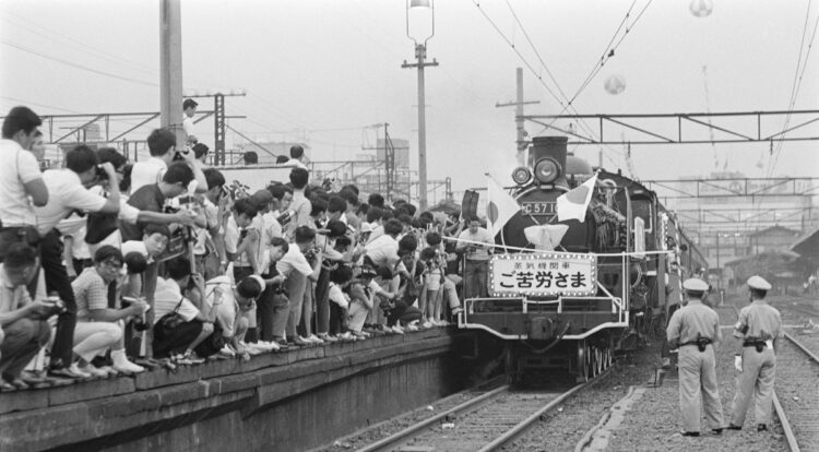 1969年8月20日、多くの鉄道ファンに見送られて出発するC57形蒸気機関車。東京・墨田区の国鉄両国駅（時事通信フォト）
