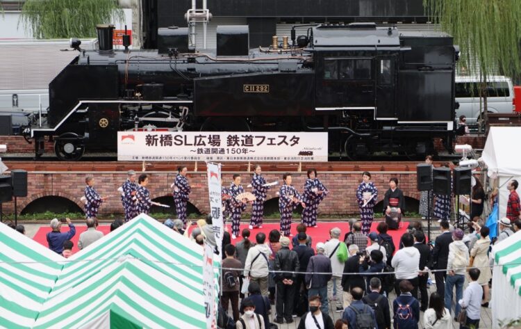 鉄道開業150年を記念して、イベントでにぎわうJR新橋駅前のSL広場（時事通信フォト）