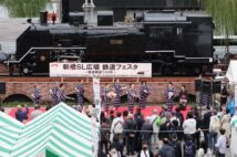 鉄道開業150年を記念して、イベントでにぎわうJR新橋駅前のSL広場（時事通信フォト）