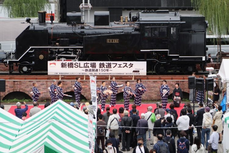 鉄道開業150年を記念して、イベントでにぎわうJR新橋駅前のSL広場（時事通信フォト）