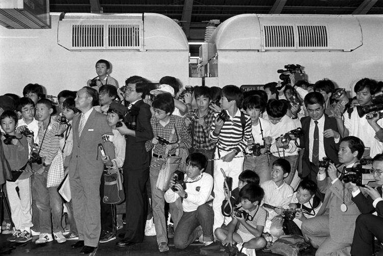 1985年10月1日、ニューモデルひかり号をカメラに収めようと押しかけた鉄道ファン（時事通信フォト）