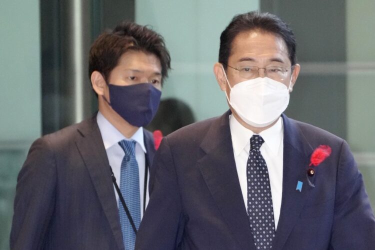 政務担当の首相秘書官となった岸田文雄・首相（右）の長男・翔太郎氏（写真／共同通信社）