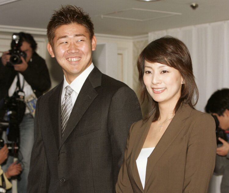 かつては野球選手とのゴールインが定番だった（2004年に結婚した松坂と柴田アナ。写真／共同通信社）