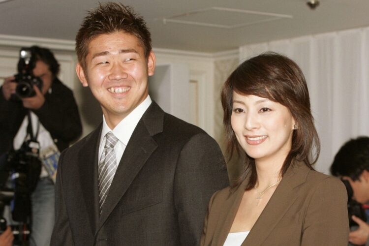 かつては野球選手とのゴールインが定番だった（2004年に結婚した松坂と柴田アナ。写真／共同通信社）