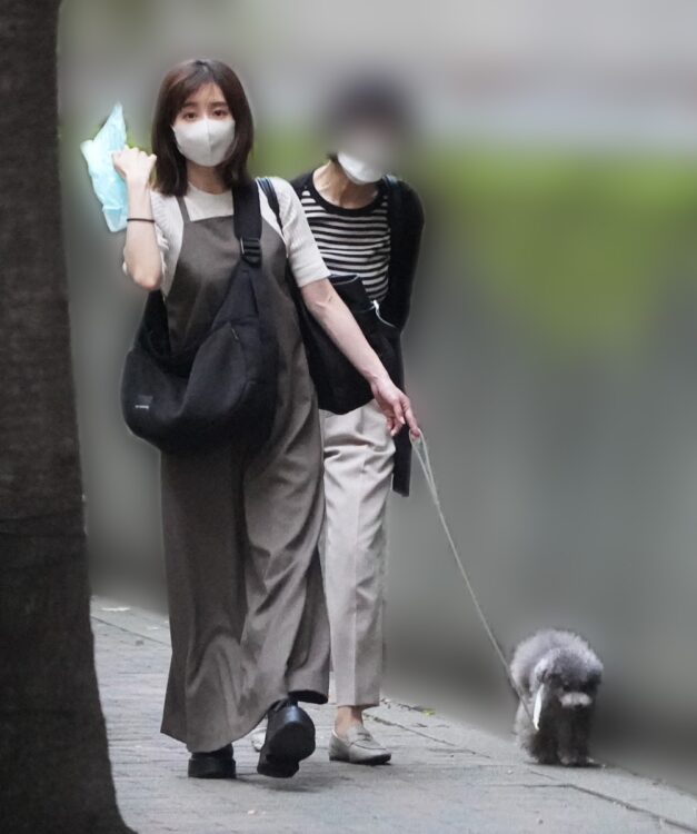 愛犬を散歩させている。右手には犬用のビニール袋 （写真は2022年）
