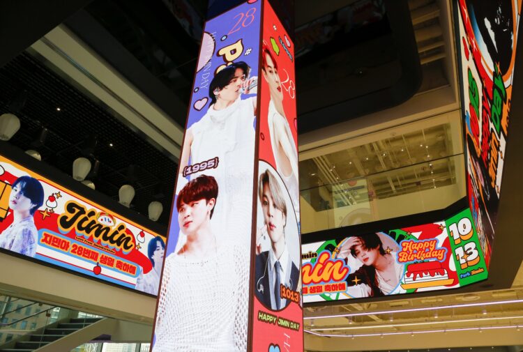 韓国国内各地で、JIMINの誕生日を祝う広告が見られた（写真／アフロ）