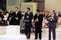 1992年のドラフト会議で星稜高校・松井秀喜を引き当て、サムアップポーズをする巨人・長嶋茂雄監督（時事通信フォト）