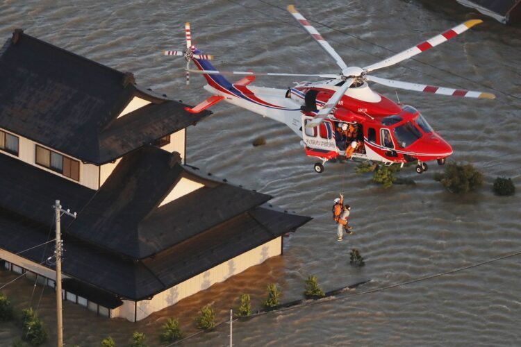 台風19号で洪水に遭い、逃げ遅れて消防ヘリに救助される人（2019年、宮城県大崎市、共同通信社）