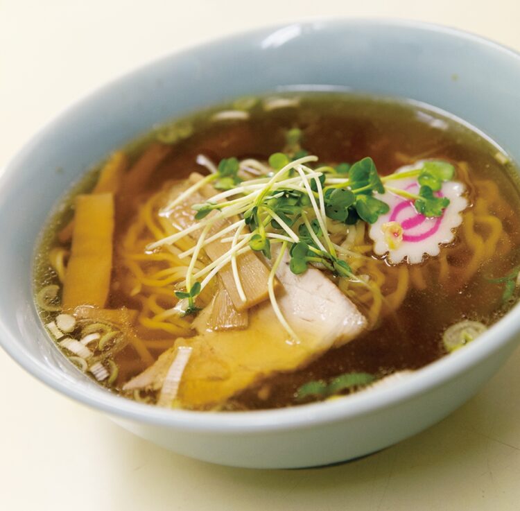 澄んだスープに、なるとが鎮座するクラシックなラーメン（600円）。麺は「浅草開花楼」のちぢれ麺を使用し、シンプルなスープによく絡む