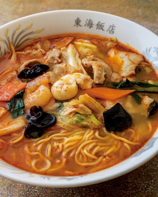 北京ちゃんぽん（980円）は、北京出身の料理人が独自に考えたオリジナルメニュー。具材たっぷりでピリ辛スープがクセになる