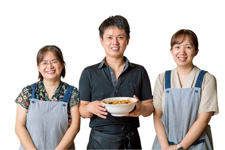 東海飯店店主の翁さん（中央）、姉（左）、妹
