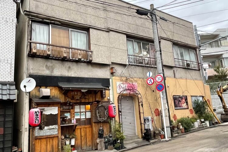 居酒屋店とスナックは両隣にある