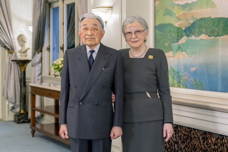 寄り添われる上皇陛下と美智子さま