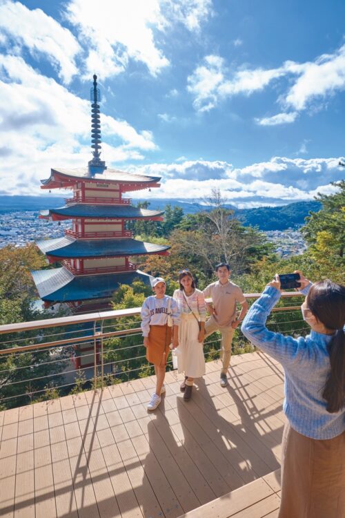 タイから研修を兼ねた旅行で来日した商社社員たち。「ようやく来ることができた日本を楽しんでいます！」