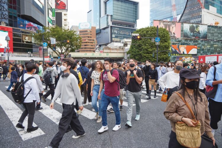 歩くのも“思い出”（渋谷・スクランブル交差点）