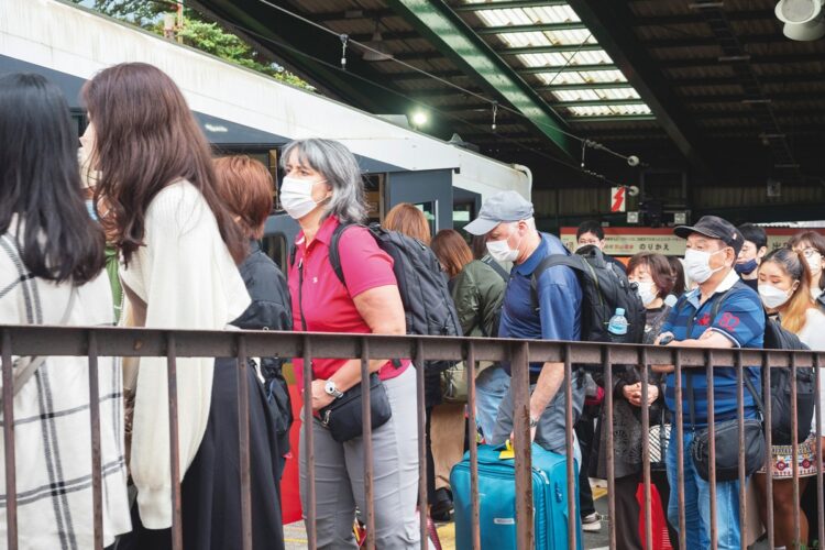 箱根登山ケーブルカーに乗り、観光名所へ