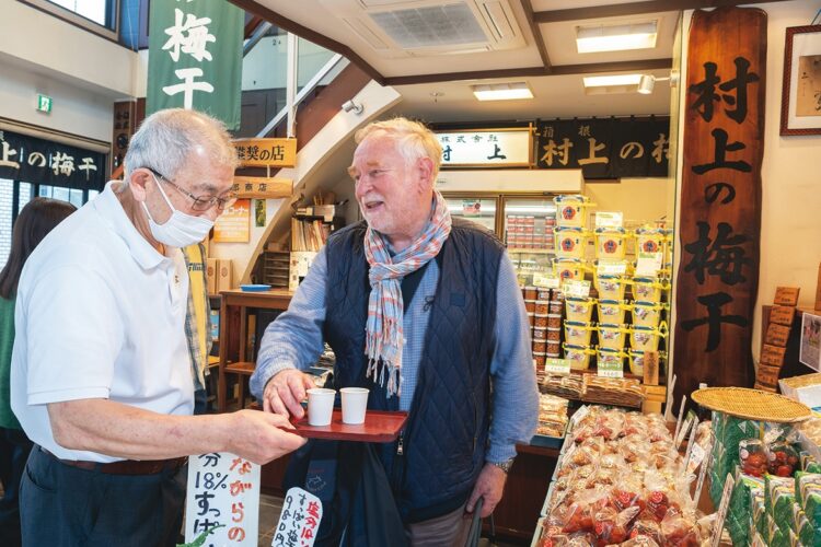 梅干しを試食し、お茶を味わう