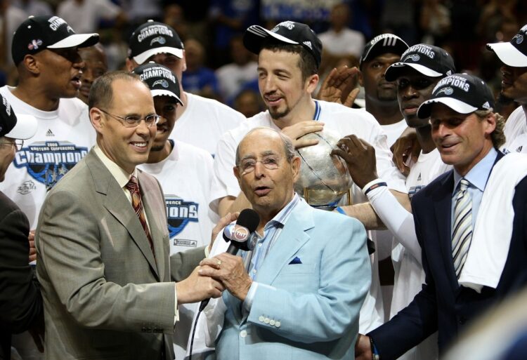 リッチ・デヴォス（中央）は米プロバスケットボールNBAオーランド・マジックのオーナーとしても知られていた。写真は2009年（AFP＝時事）
