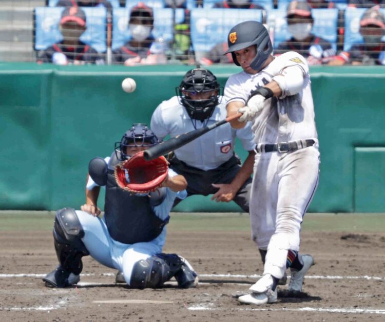 甲子園を沸かせた浅野翔吾の豪快なホームラン（時事通信フォト）