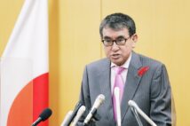 教団解散の急先鋒となっている河野太郎・消費者担当相（時事通信フォト）