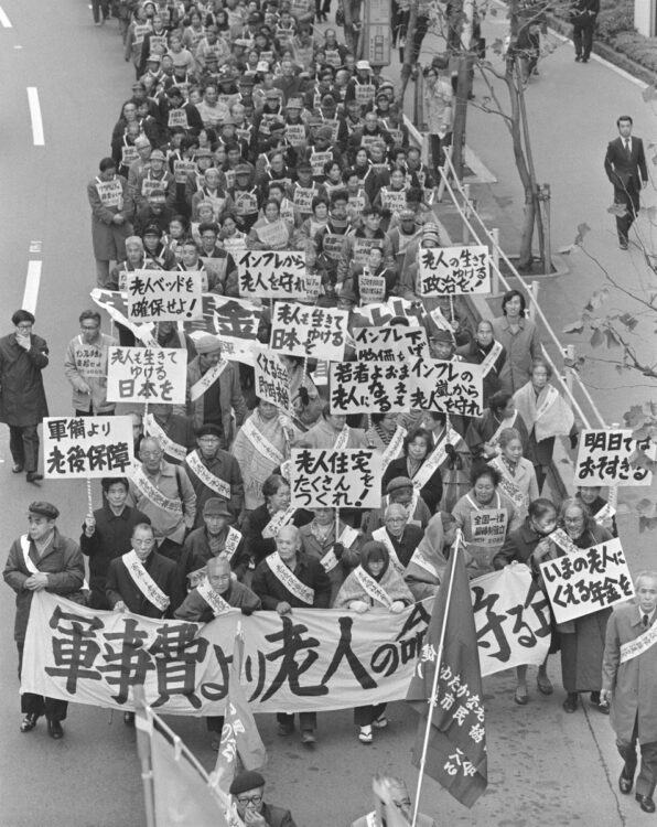 1974年12月、福祉年金の引き上げなどを訴えて、都心をデモ行進するインフレ生活に苦しむお年寄りたち（時事通信フォト）