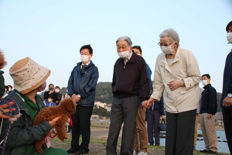 短い時間ながら地元住民との会話も楽しまれていた（4月12日）