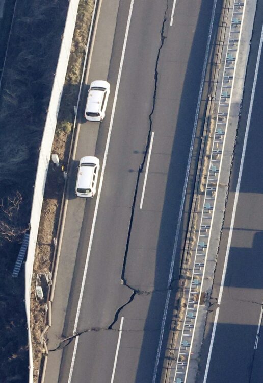3月の福島県沖地震でひび割れが生じた東北自動車道（写真／共同通信社）