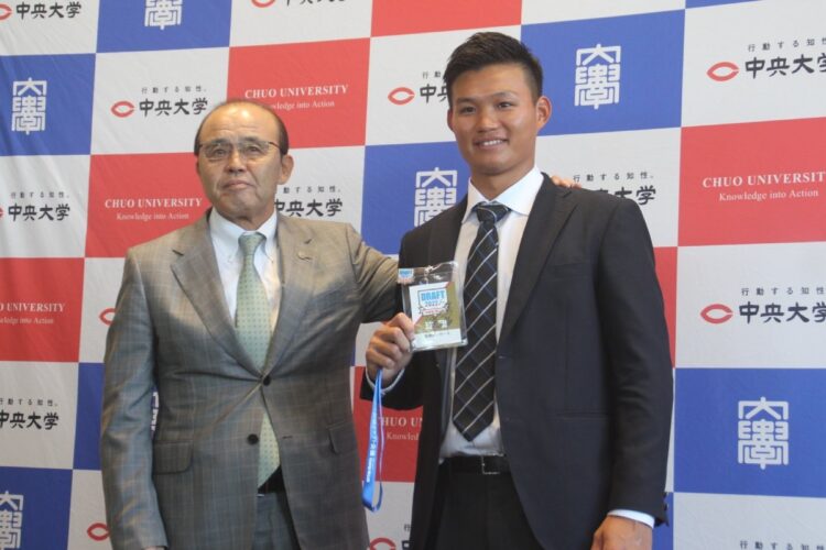 阪神ドラフト1位・森下翔太(右)は、即戦力として活躍できるか(左は岡田彰布監督。時事通信フォト)