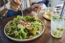 生野菜サラダは消化吸収に時間がかかる側面も（写真／Getty Images）