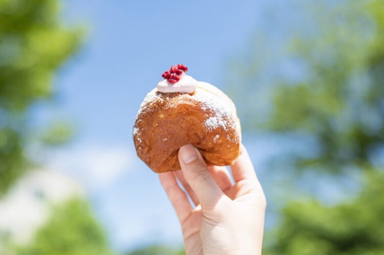 酸味の効いた木苺のピューレに、生クリーム、クリームチーズが入った『framboise（フランボワーズ）』421円