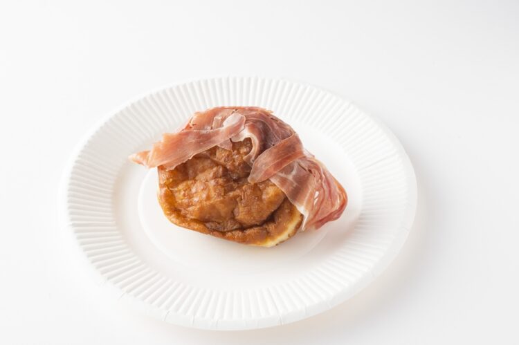 パルマ産の生ハムがのった総菜ドーナツ。中には細かく砕かれたオリーブの実がたっぷり。『prosciutto（プロシュート）』421円