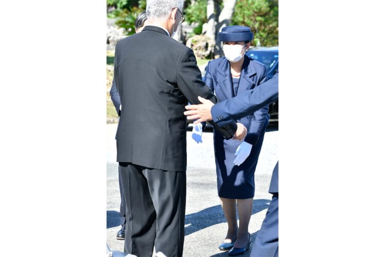 よろめいた高齢男性にさっと手を差し出された（10月、沖縄県糸満市。写真／JMPA）