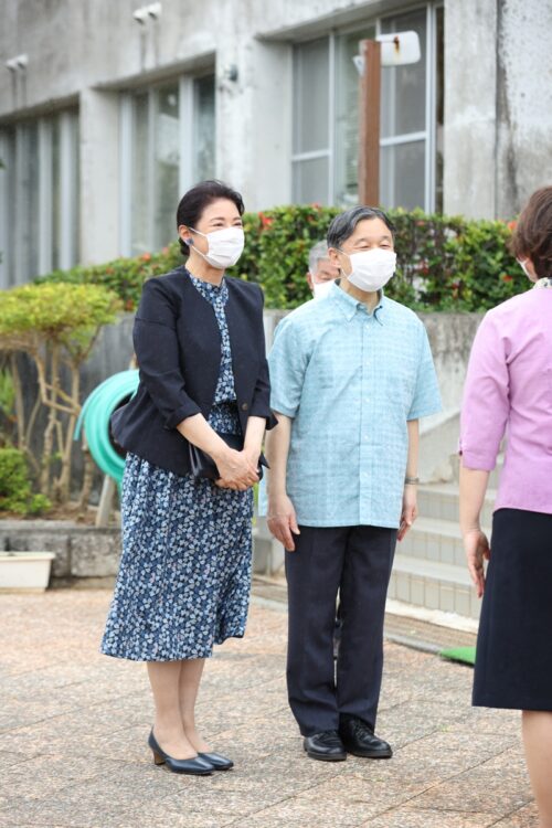 かりゆしウエアで晴天の下、地元のかたがたと交流(写真/JMPA)