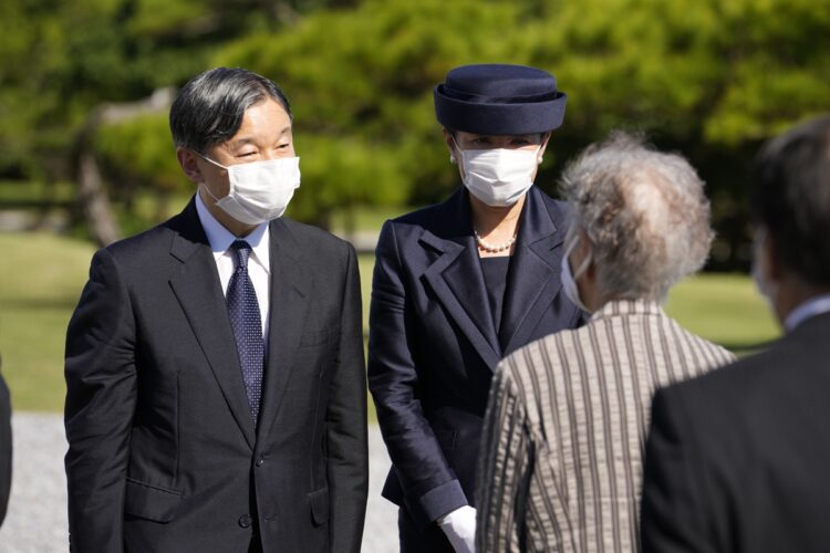 沖縄戦の遺族らの話を聞かれた(写真/JMPA)