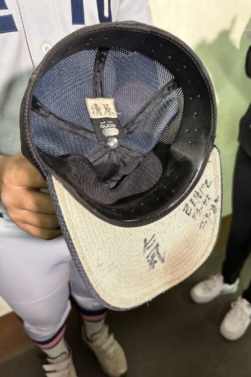 帽子の裏には父・和博氏直筆のメッセージが書かれている