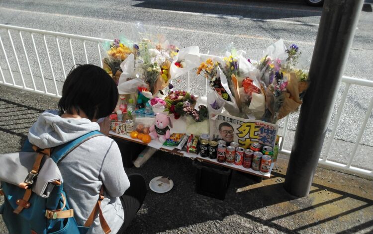 事故現場に花が手向けられている