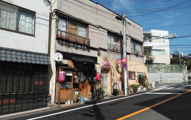 都内にある居酒屋兼自宅。店頭には「しばらくの間休ませて頂きます」という貼り紙があった