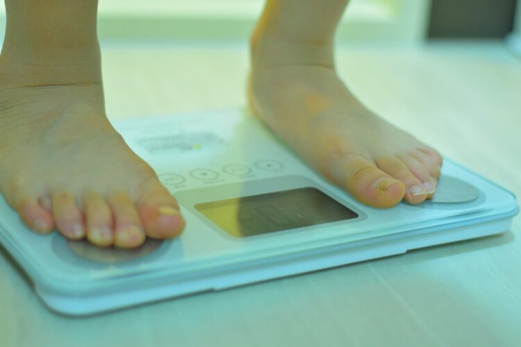 子供の肥満度は、幼児用と学童用の「身長体重標準曲線」グラフ（男女別）で、身長別の体重から大体把握できる