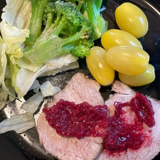 豚肉を野菜とはちみつ、ハーブにつけて煮込んだ自家製塩豚に、ラズベリーのコンフィチュールを合わせた北欧風の一皿