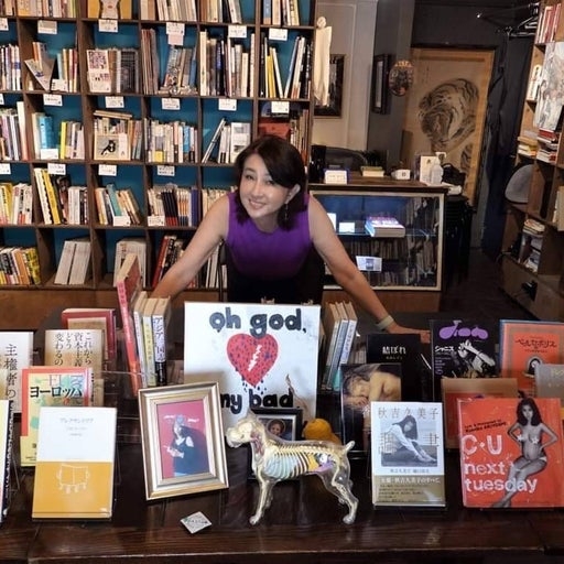今年9月、東京・神保町の書店「猫の本棚」にて、自宅の蔵書を陳列するイベントを開催。小説から社会学、宗教書まで、縦横無尽なラインナップだった